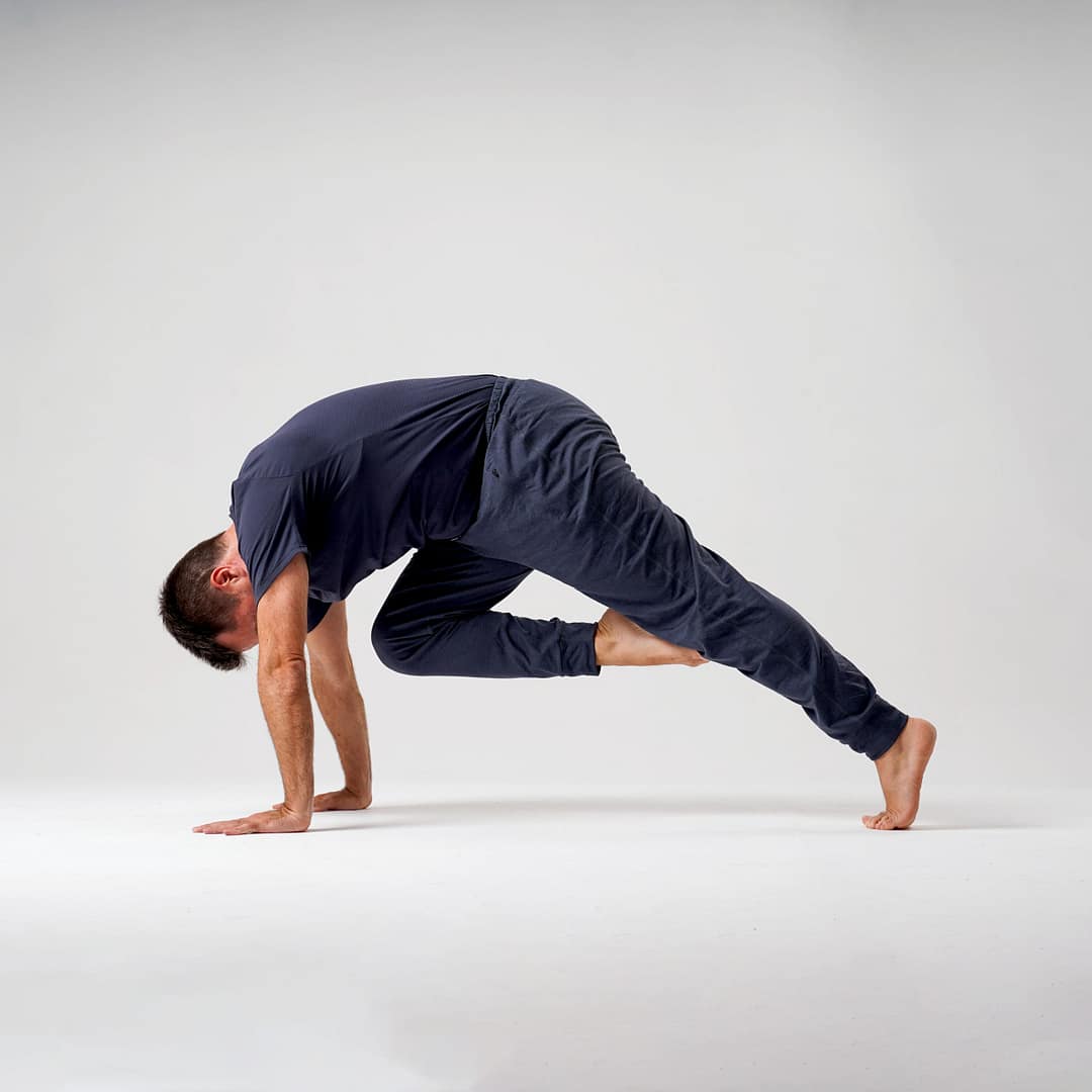 Plancha con la rodilla hacia el pecho: Tipoco ejercicio de fitness para fortalecer el Core