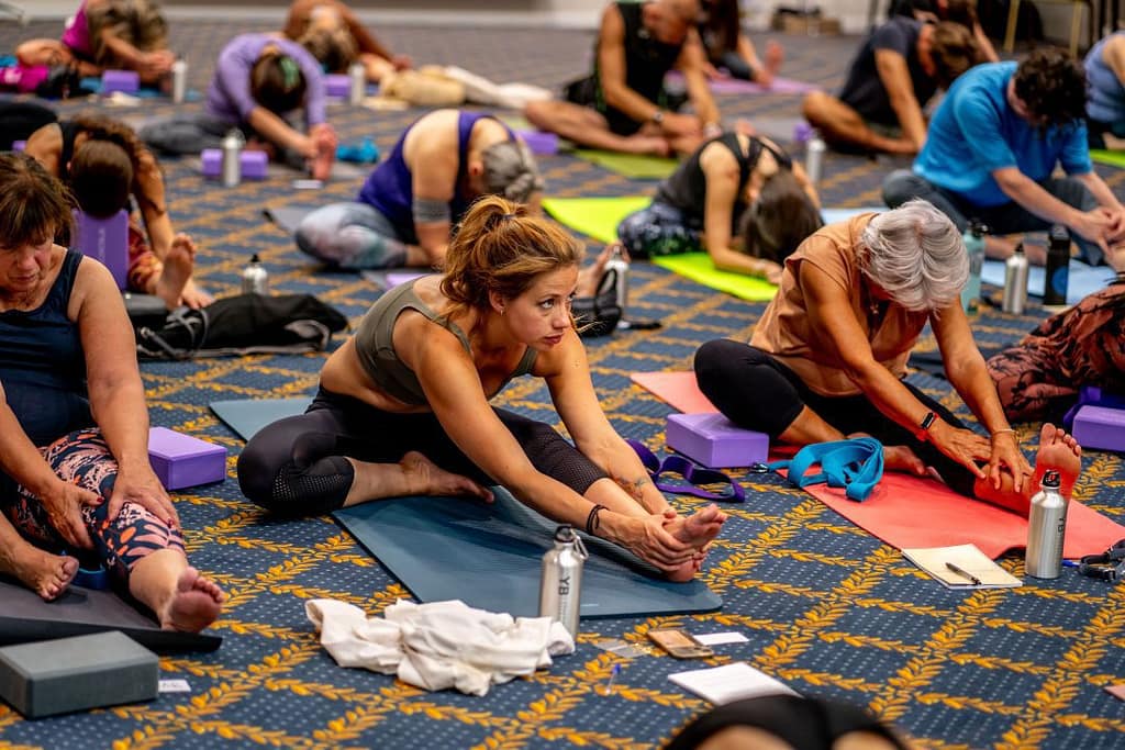 Mujer practicando Yoga Funcional