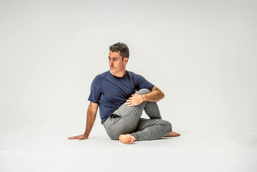 Yoga Ardha Matsyendrasana Postura Torsión Sentada