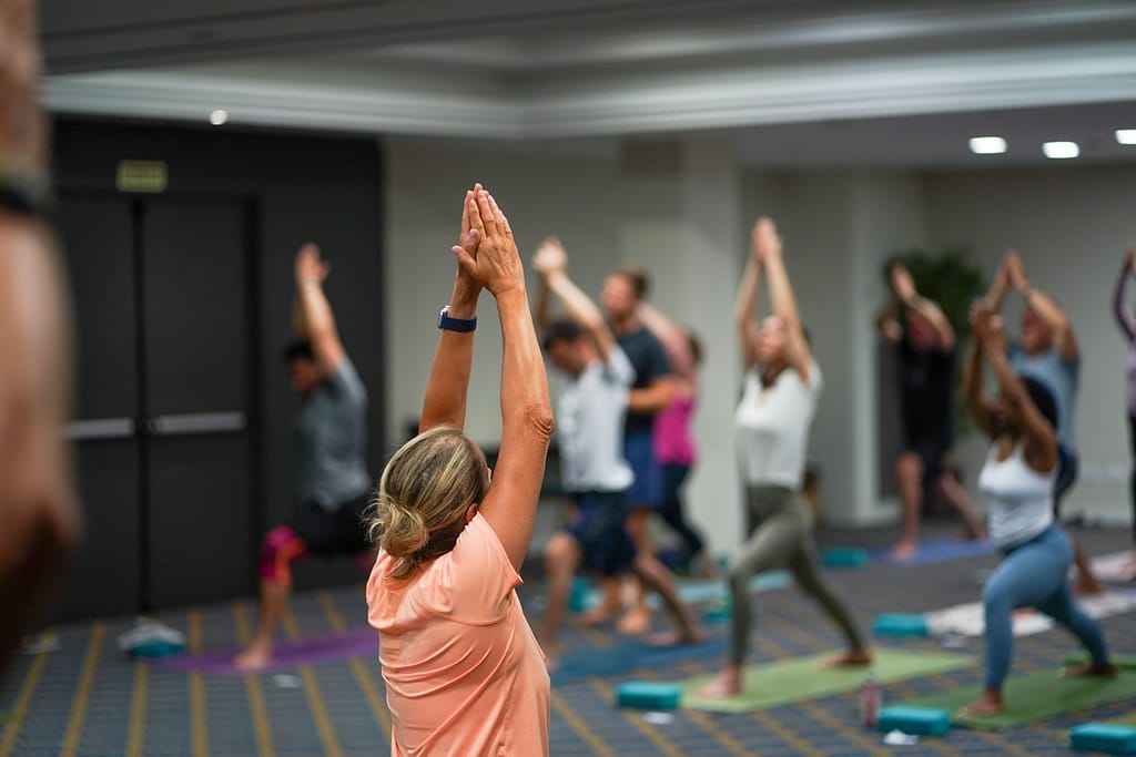 Yoga Funcional: Postura de la lanza, brazos arriba, zancada larga