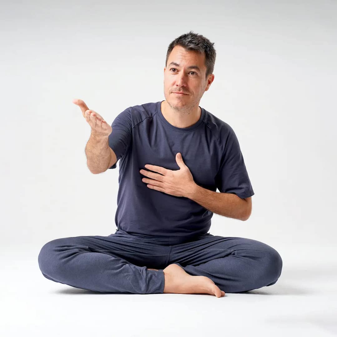 Camilo te da la bienvenida al programa online de Yoga Funcional