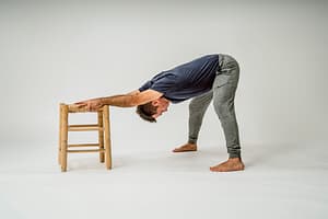 postura de yoga con apoyo