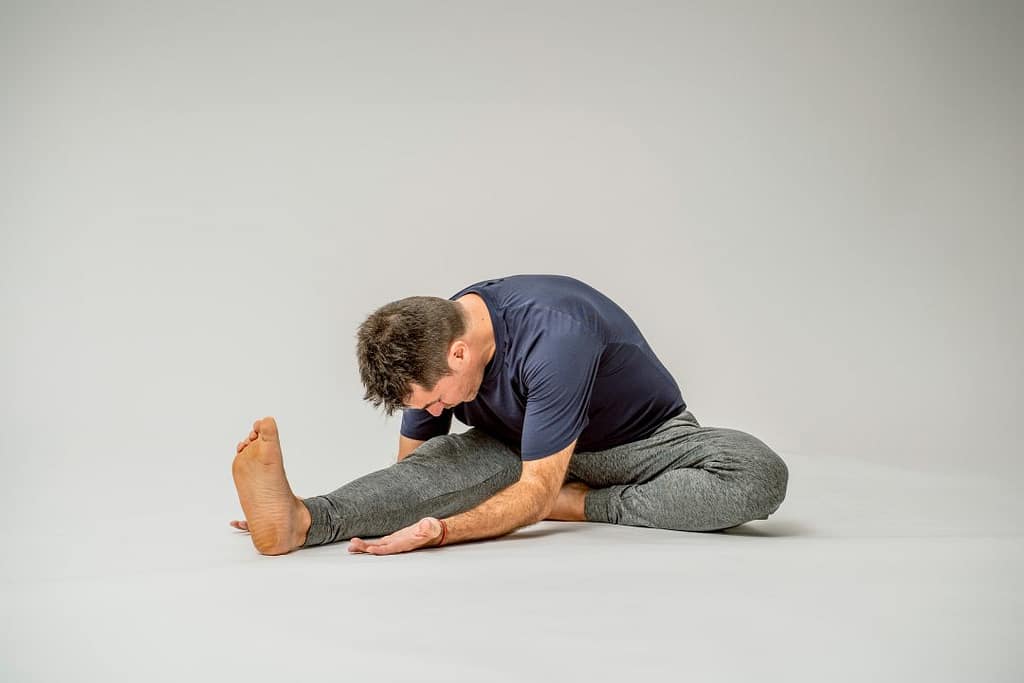 Janu Sirsasana Flexión hacia delante: isquiotibiales alargados