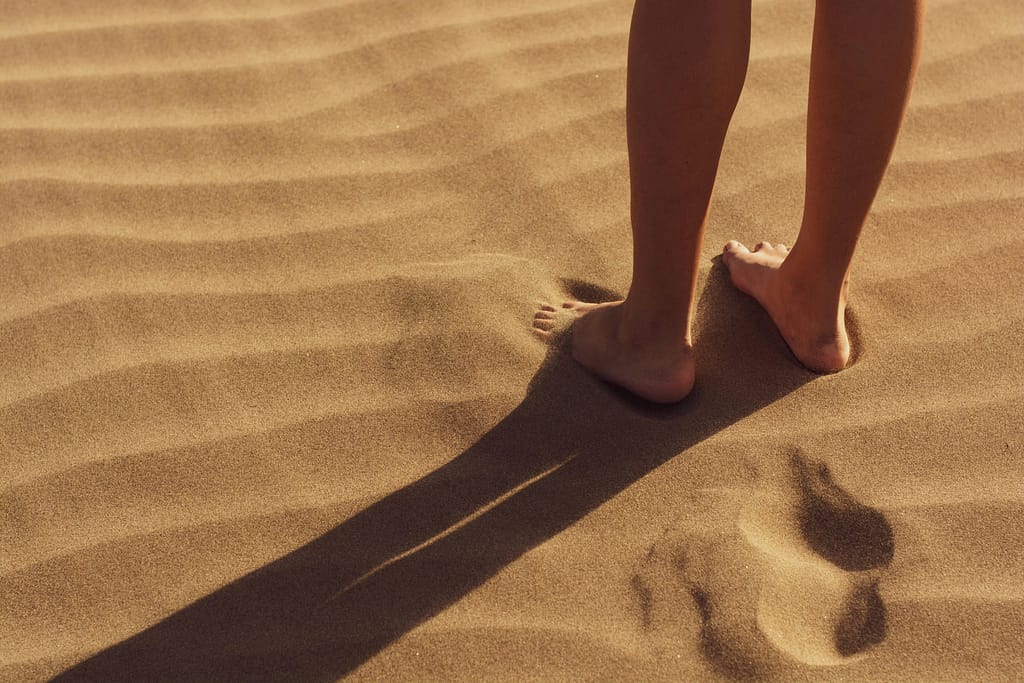 Pies en la tierra para mejorar estabilidad, postura y conciencia corporal
