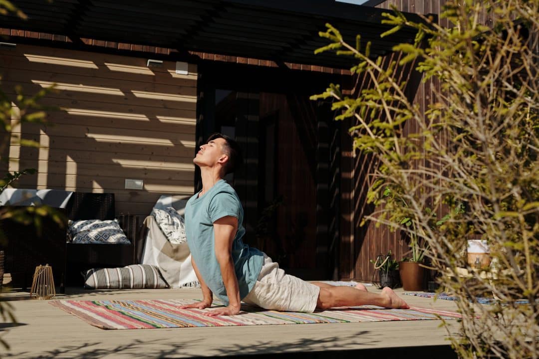 Saludos al sol (perro boca arriba) postura de yoga que hacemos durante las clases de yoga en casa