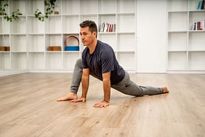 Postura del Dragón en Yoga Funcional para mejorar movilidad de caderas y espalda