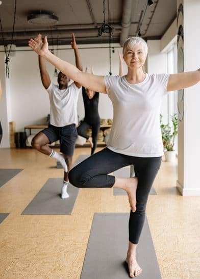 Postura de equilibrio para mejorar fuerza, estabilidad y beneficios del Yoga Funcional